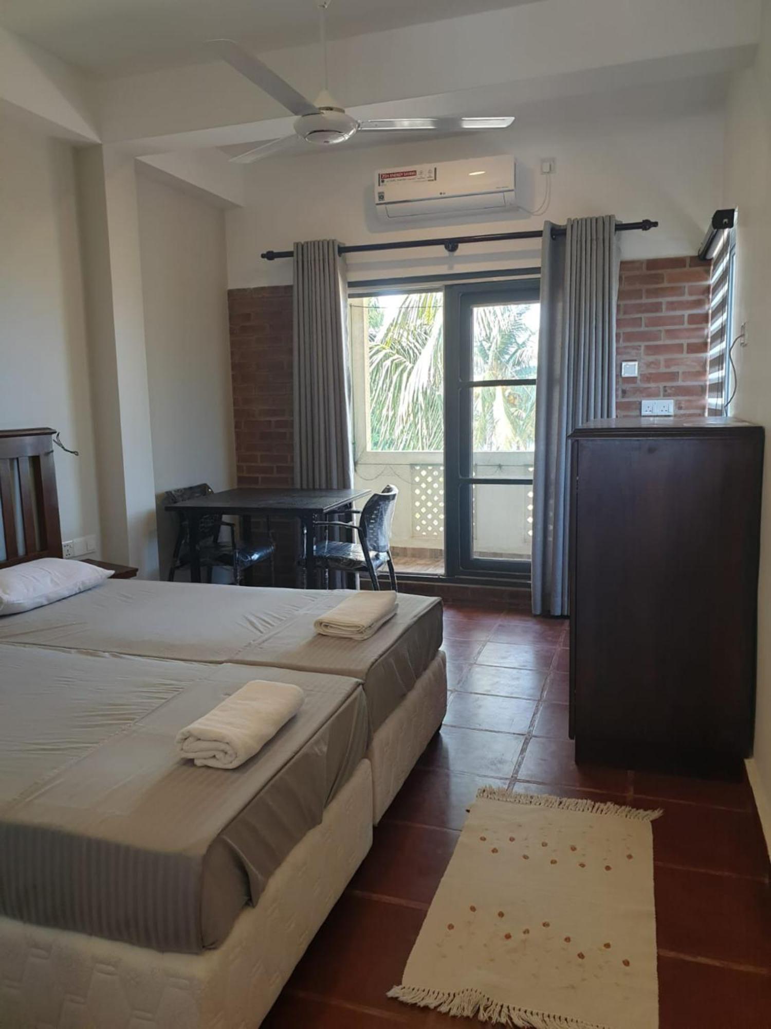 Janishi Residencies Hotel Negombo Bagian luar foto