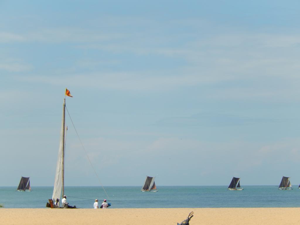 Janishi Residencies Hotel Negombo Bagian luar foto