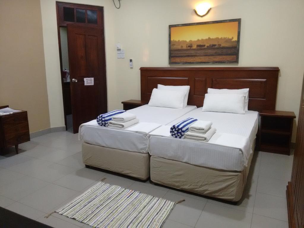 Janishi Residencies Hotel Negombo Bagian luar foto
